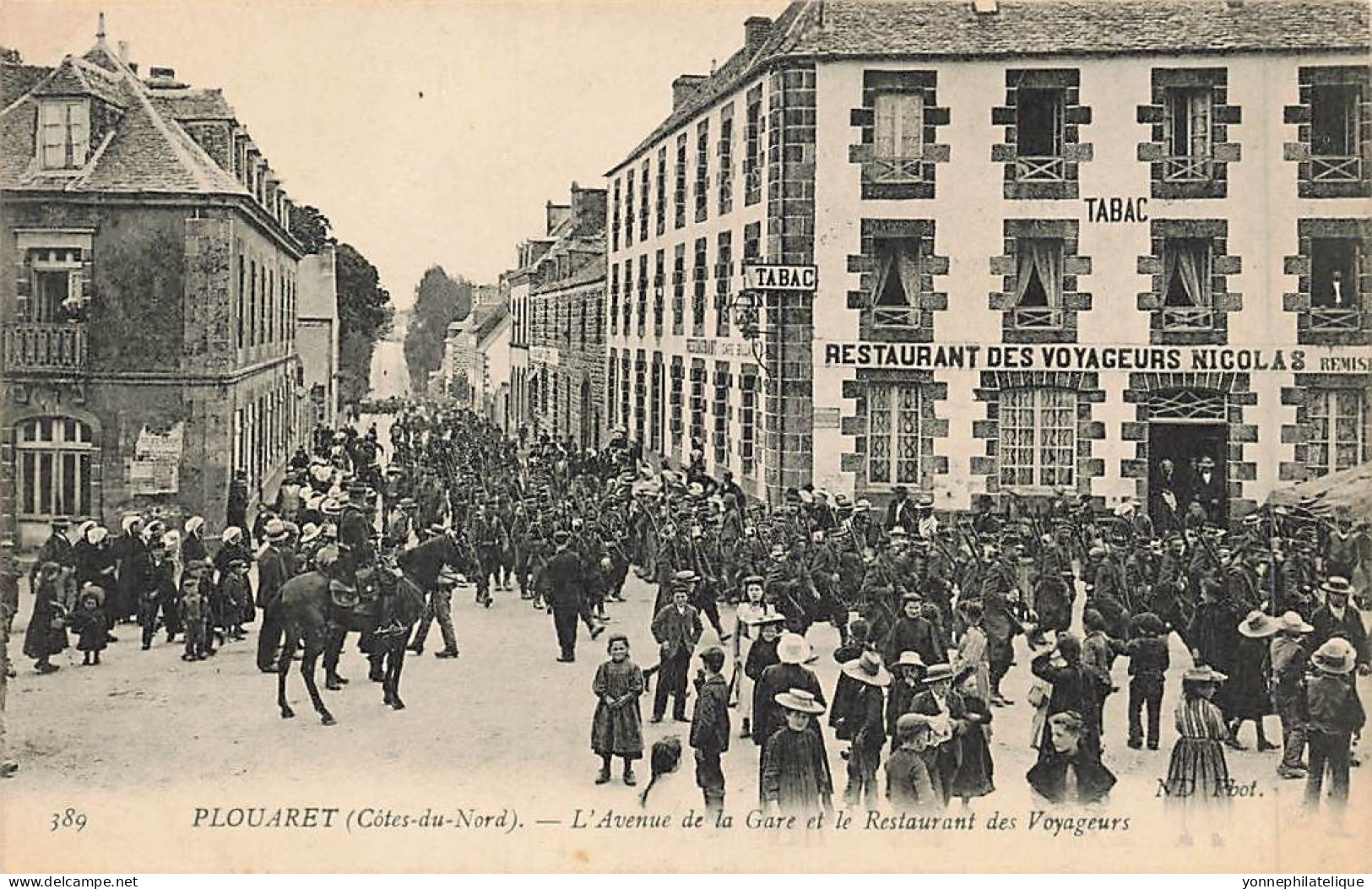 22 - COTES D'ARMOR - PLOUARET - L'avenue De La Gare Et Le Restaurant Des Voyageurs NICOLAS - 10310 - Plouaret