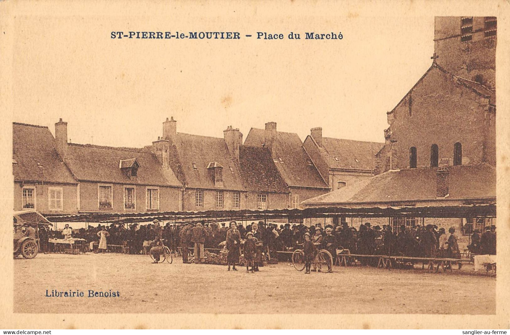 CPA 58 SAINT PIERRE LE MOUTIER / PLACE DU MARCHE - Autres & Non Classés