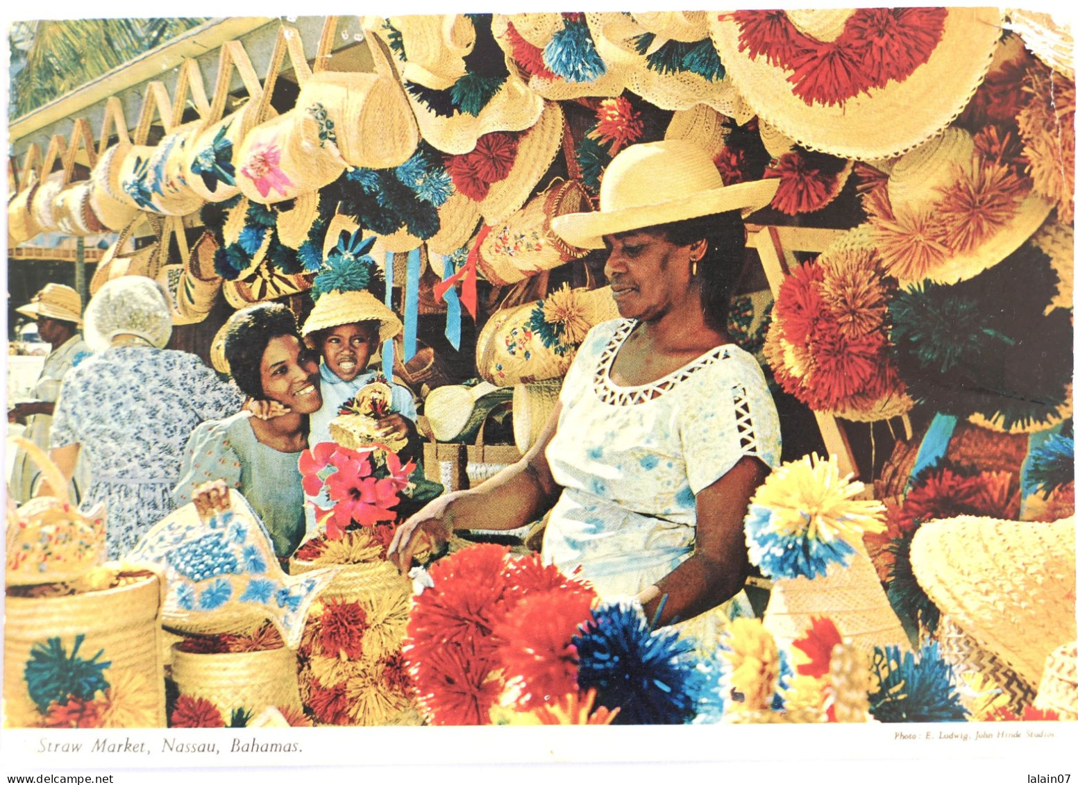 Carte Postale : BAHAMAS : Straw Market, Nassau, Stamp In 1980 - Bahamas