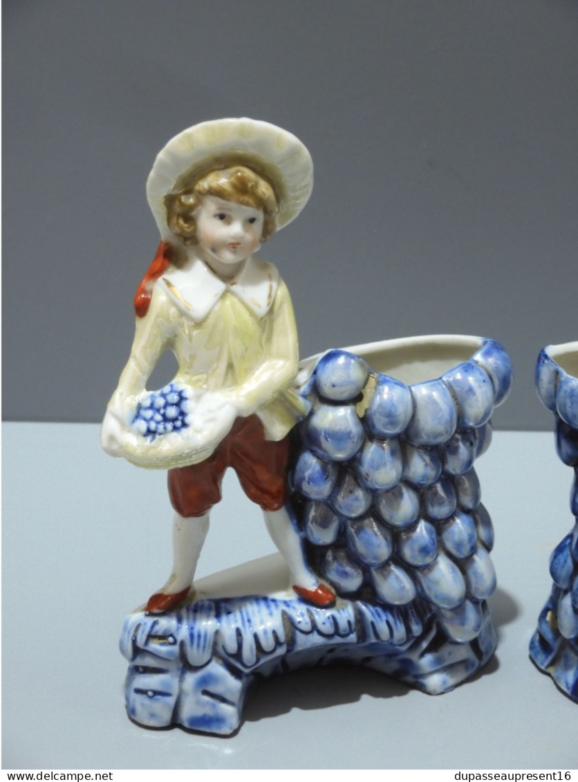 -2  STATUETTES PORCELAINE GERMANY PORTE BOUQUETS PORTE ALLUMETTES Raisin Bleu    E - Other & Unclassified