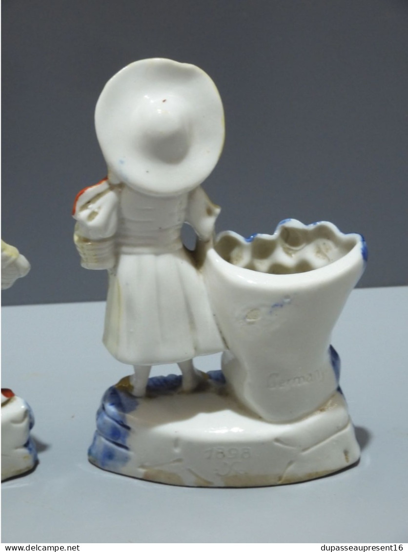 -2  STATUETTES PORCELAINE GERMANY PORTE BOUQUETS PORTE ALLUMETTES Raisin bleu    E