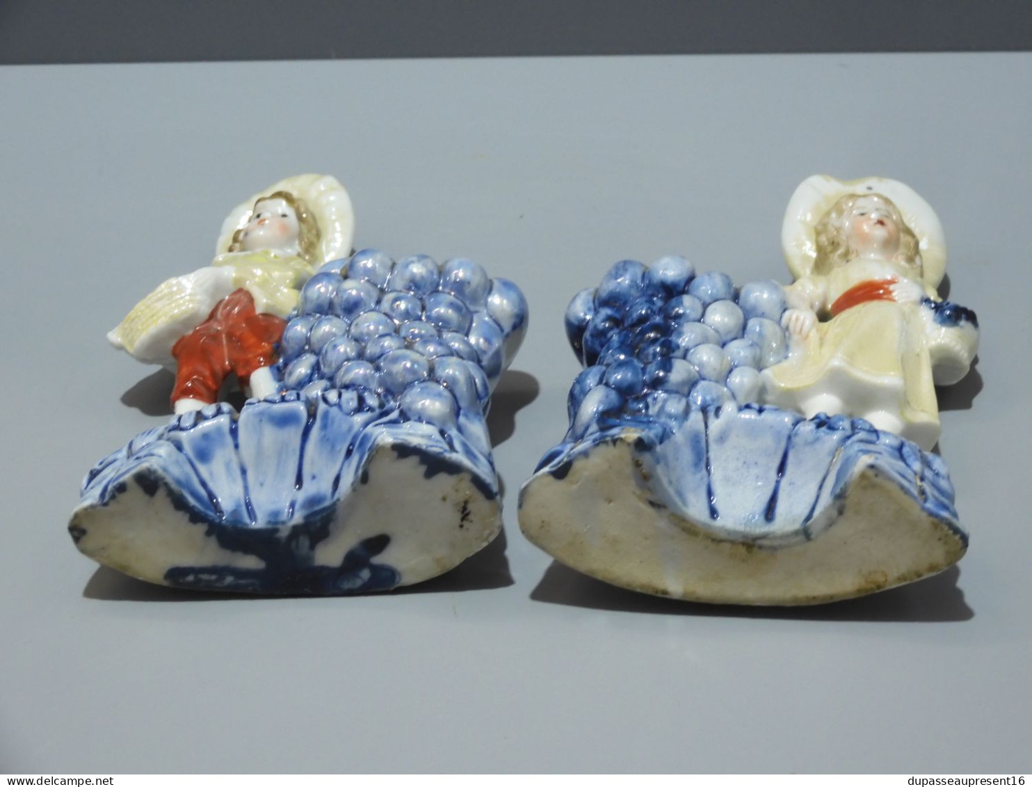 -2  STATUETTES PORCELAINE GERMANY PORTE BOUQUETS PORTE ALLUMETTES Raisin bleu    E