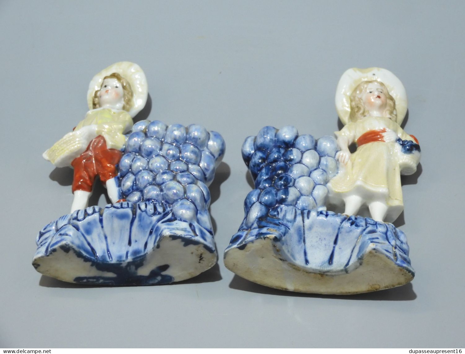 -2  STATUETTES PORCELAINE GERMANY PORTE BOUQUETS PORTE ALLUMETTES Raisin bleu    E