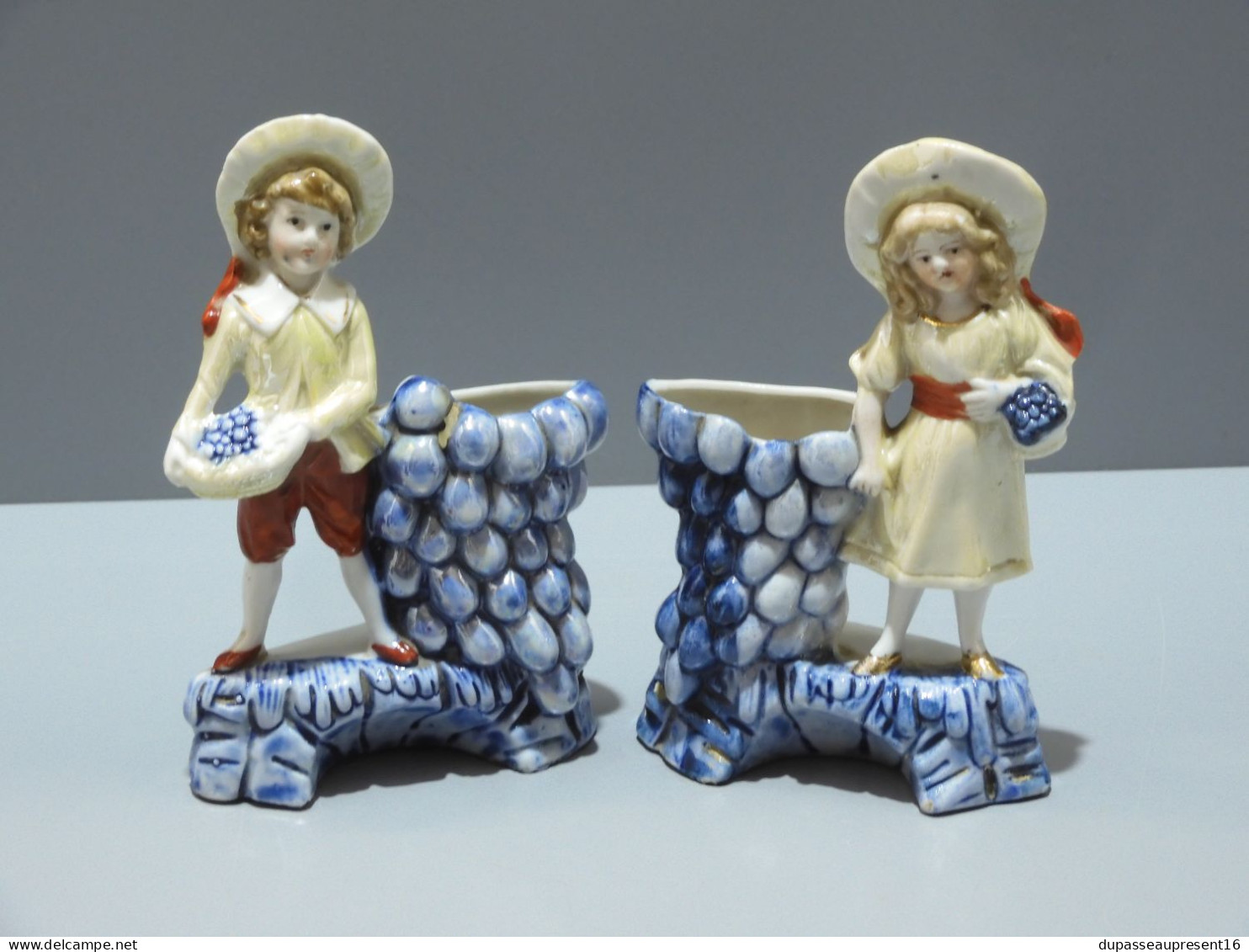 -2  STATUETTES PORCELAINE GERMANY PORTE BOUQUETS PORTE ALLUMETTES Raisin bleu    E