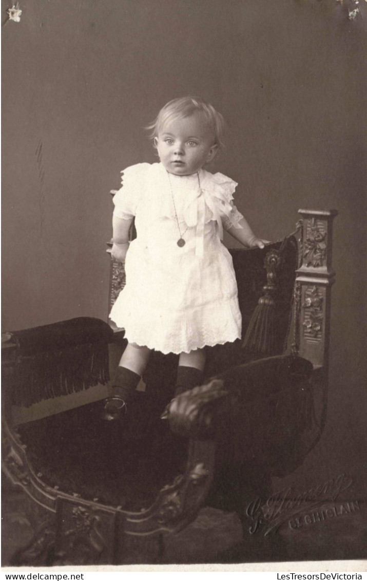 ENFANTS - Portrait - Une Petite Fille Debout - Carte Postale Ancienne - Abbildungen
