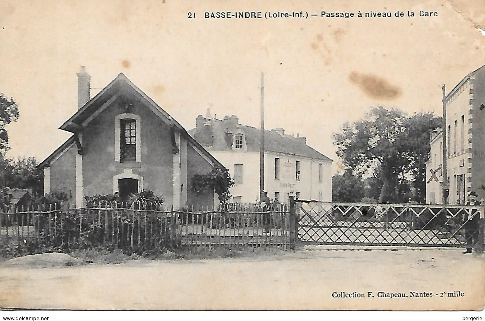 B/260              44       Basse-indre      -     Le Passage à Niveau De La Gare - Basse-Indre