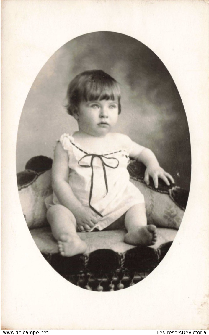 ENFANTS - Portraits - Un Bébé Assis Sur Le Canapé - Carte Postale Ancienne - Abbildungen