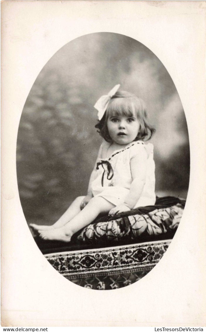 ENFANTS - Portraits - Un Bébé Assis Sur Un Coussin- Carte Postale Ancienne - Abbildungen