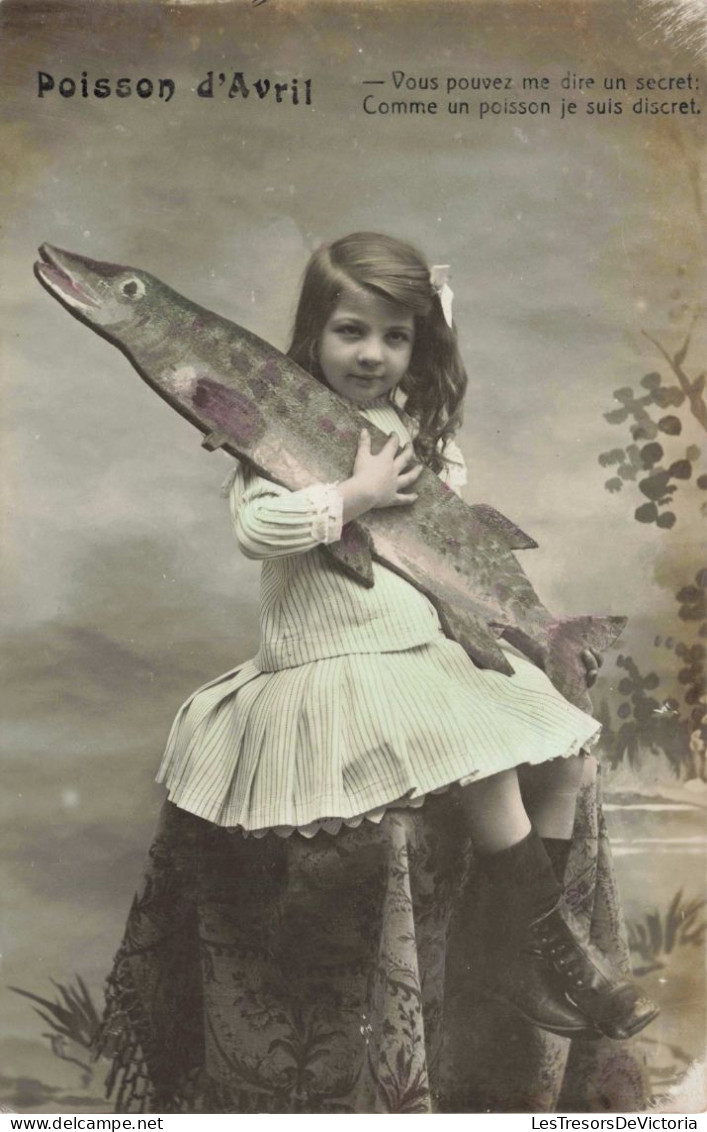 ENFANTS - Poisson D'Avril - Petite Fille Avec Un Poisson  - Carte Postale Ancienne - Portraits