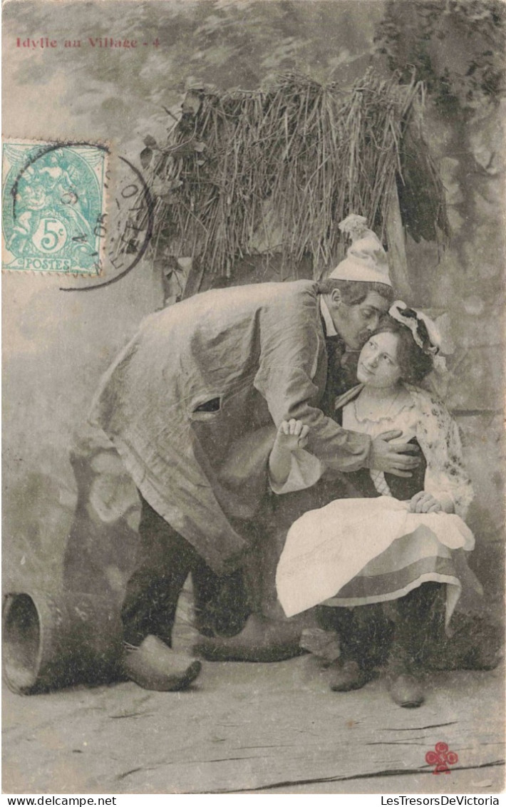 COUPLE - Idylle Au Village - Carte Postale Ancienne - Paare