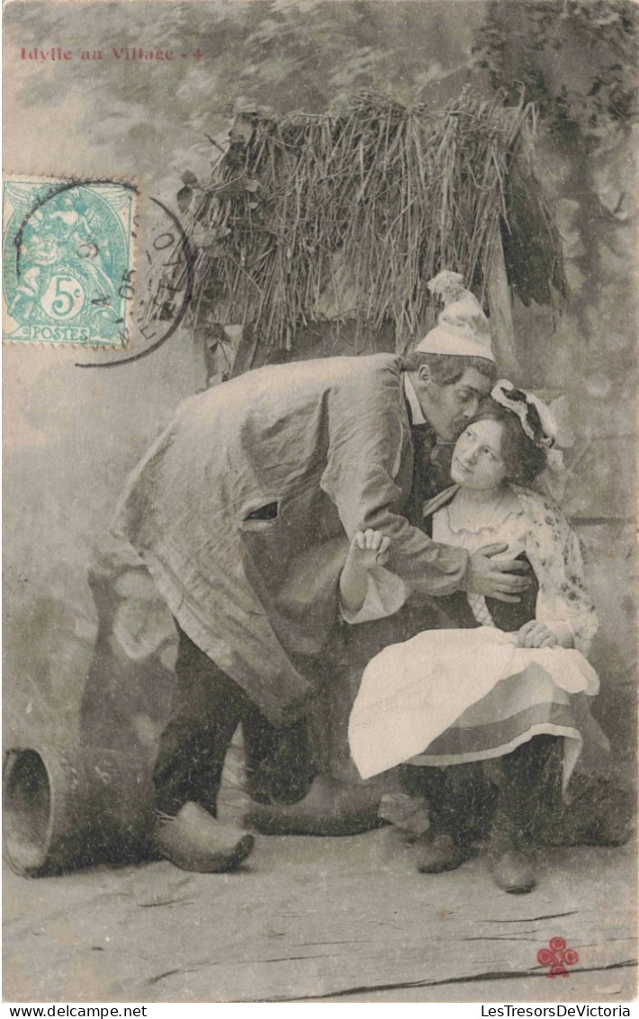 COUPLE - Idylle Au Village - Carte Postale Ancienne - Koppels