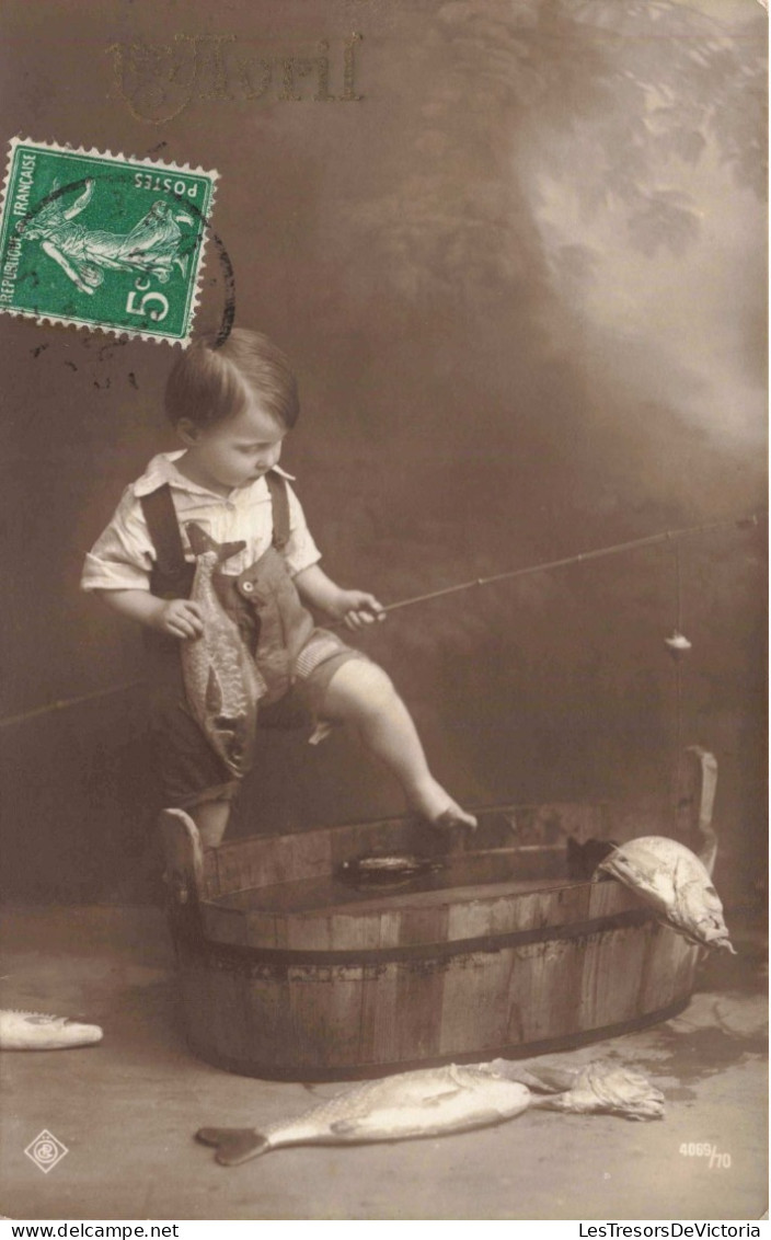 ENFANTS - Avril - Enfants - Portrait - Un Enfant Pêchant Dans Une Bassine - Carte Postale Ancienne - Ritratti