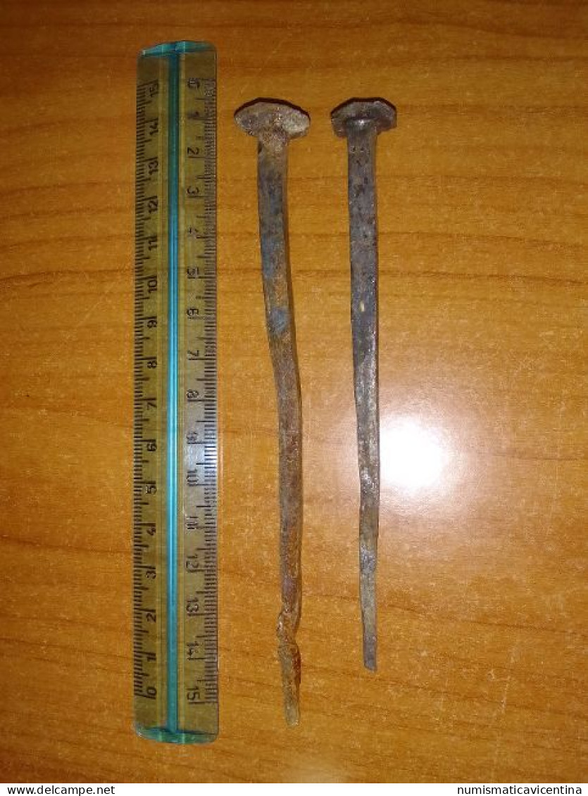 2 Chiodi Antichi Ferro Forgiati A Mano Varie Misure Antique Iron Nails Clous En Fer Anciens XVIII Sec - Ferro Battuto