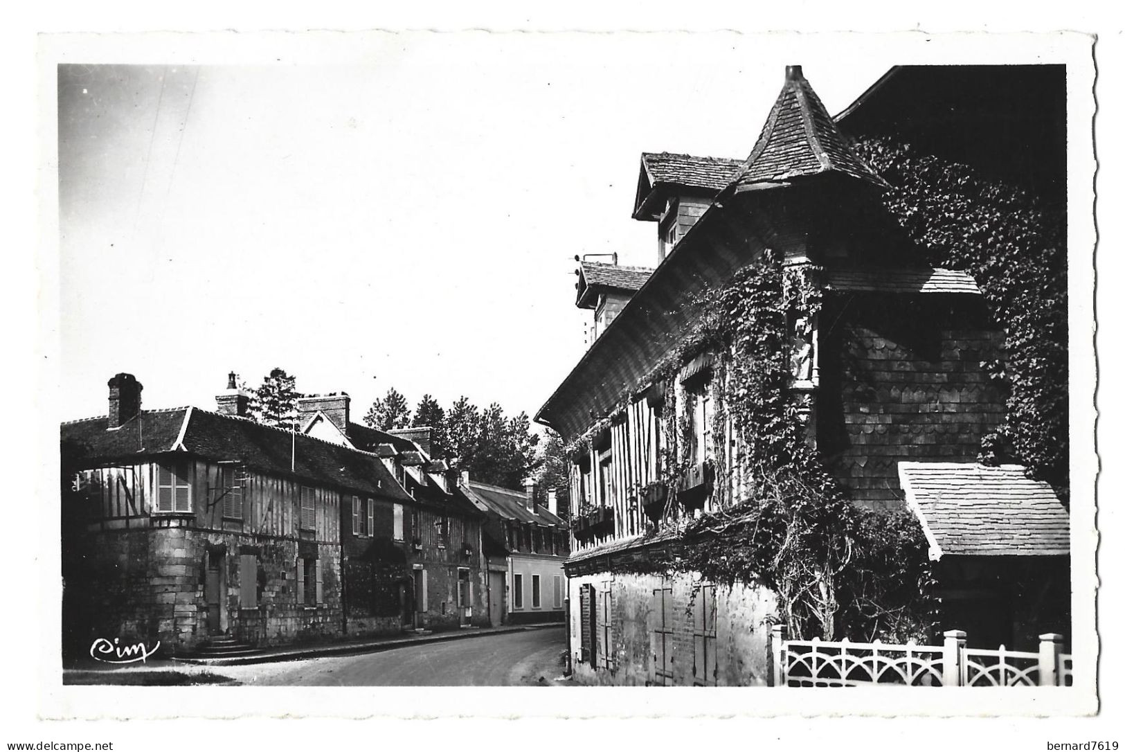 27  Acquigny -  Maison Du XVI E Siecle - Rue Aristide Briand - Acquigny