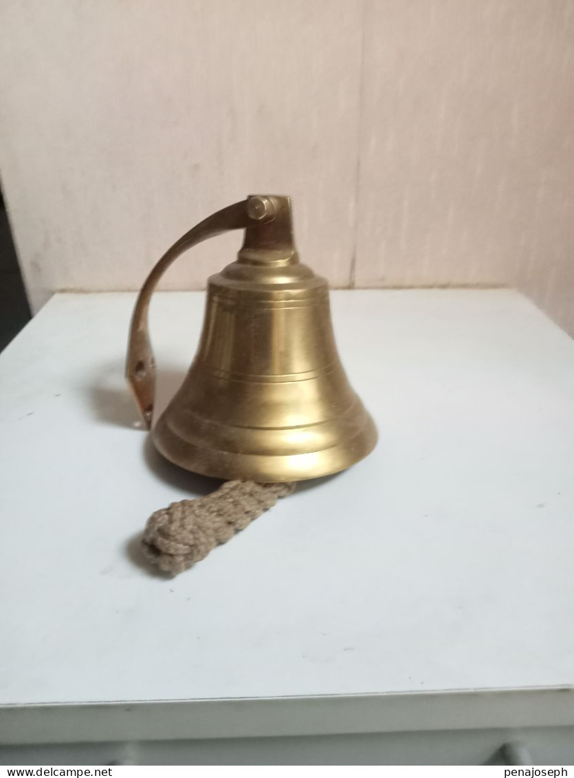 Cloche En Bronze Doré Hauteur 11 Cm - Campane