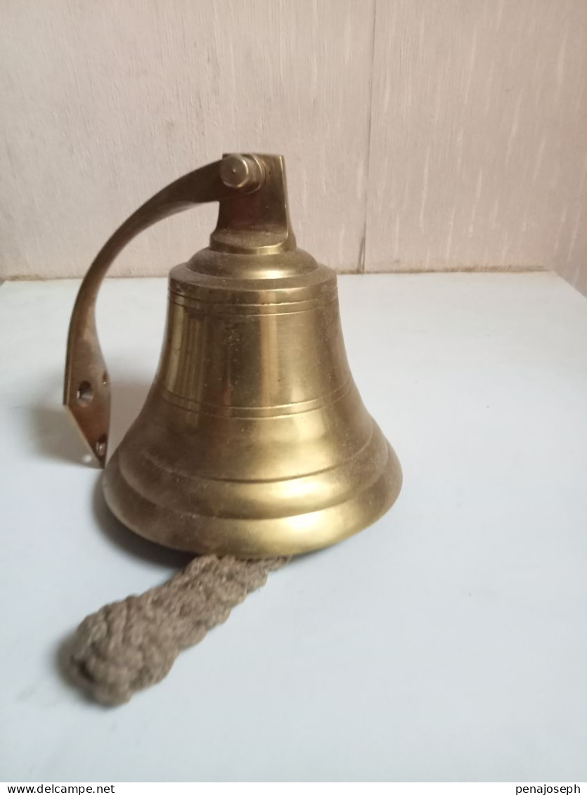 Cloche En Bronze Doré Hauteur 11 Cm - Bells