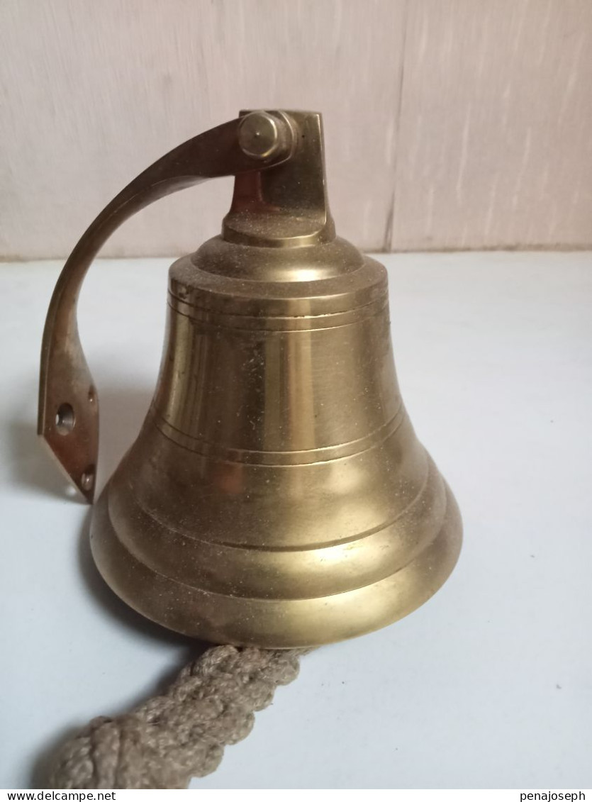 Cloche En Bronze Doré Hauteur 11 Cm - Bells