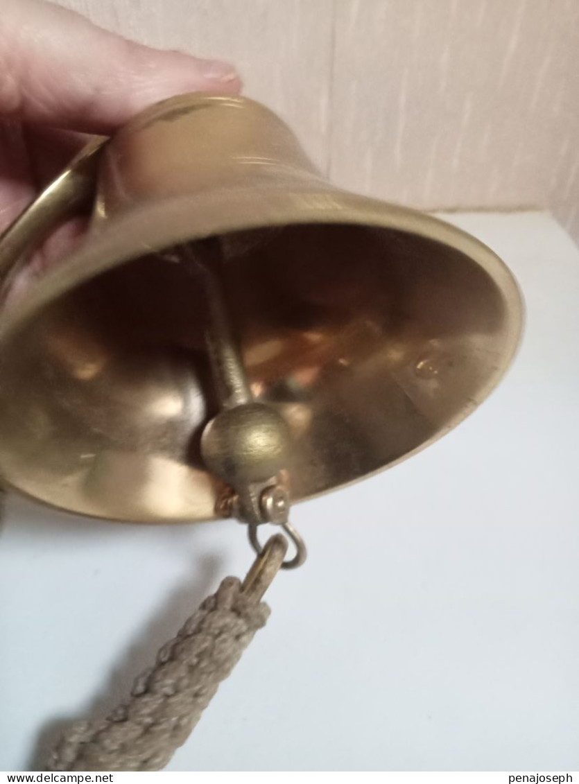 cloche en bronze doré hauteur 11 cm