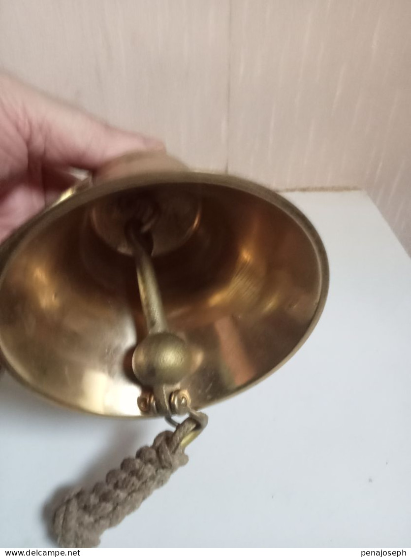 cloche en bronze doré hauteur 11 cm