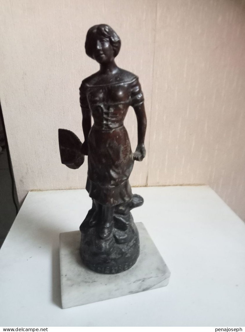 Statuette Du XIXème En Régule Hauteur 26 Cm Sur Support Marbre, La Pecheuse - Metallo