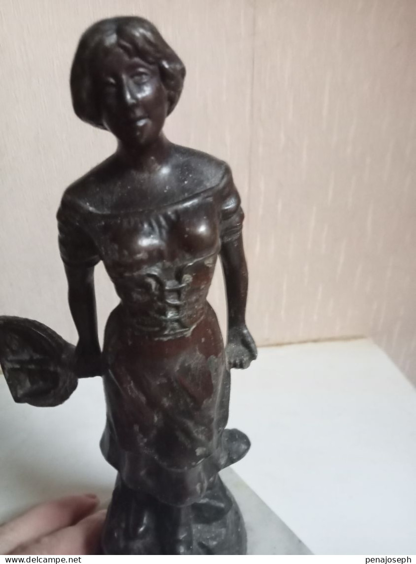 statuette du XIXème en régule hauteur 26 cm sur support marbre, la pecheuse