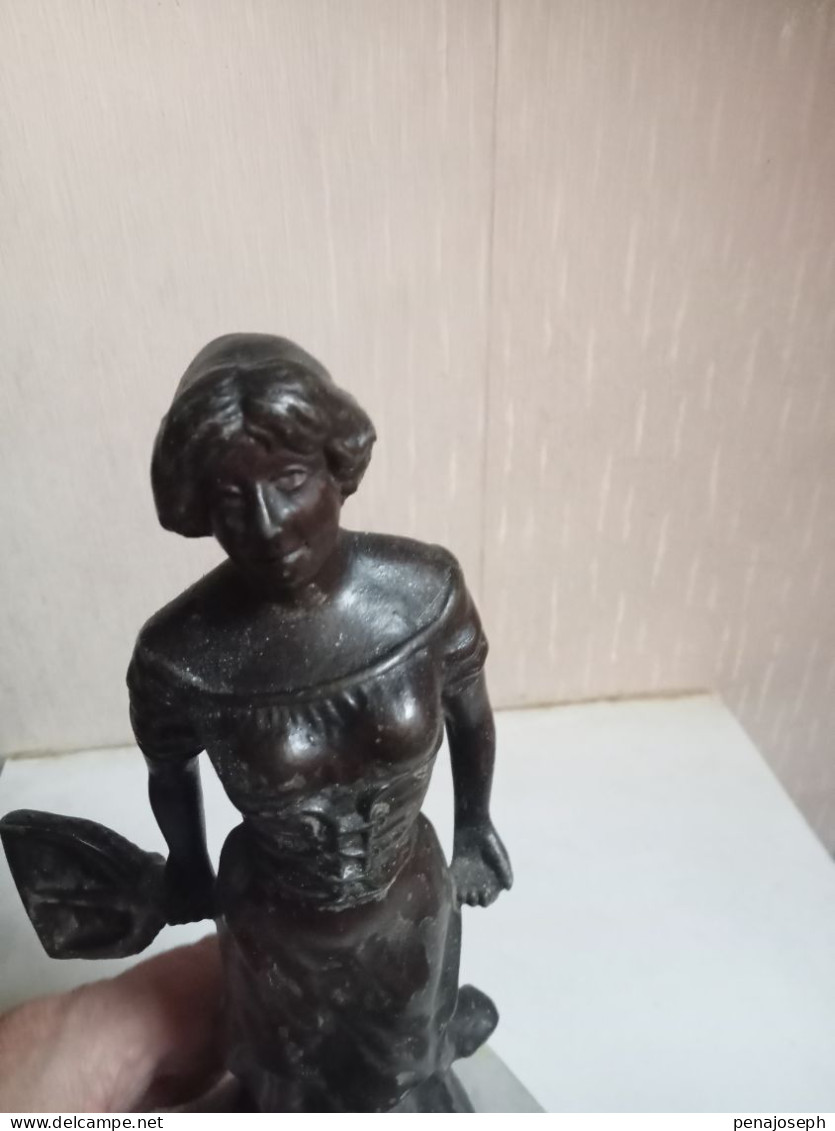 statuette du XIXème en régule hauteur 26 cm sur support marbre, la pecheuse