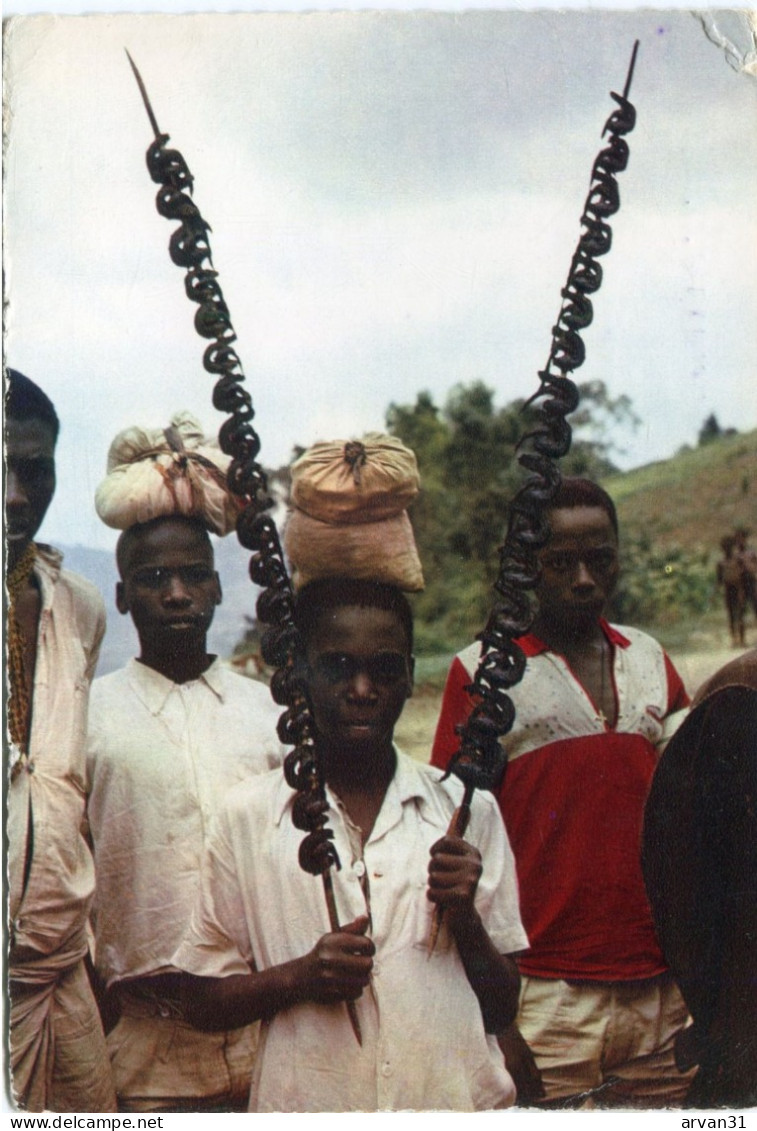 AUTOUR Du LAC KIVU Les POISSONS FUMES  SONT VENDUS En BROCHETTES Sur LES MARCHES - - Ruanda