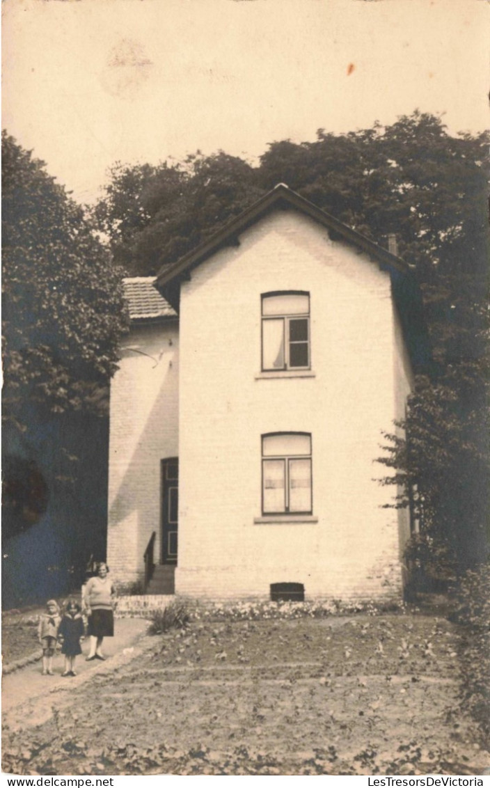 CARTE PHOTO - Photo D'une Famille Dans Le Jardin De Sa Maison - Carte Postale Ancienne - Fotografía