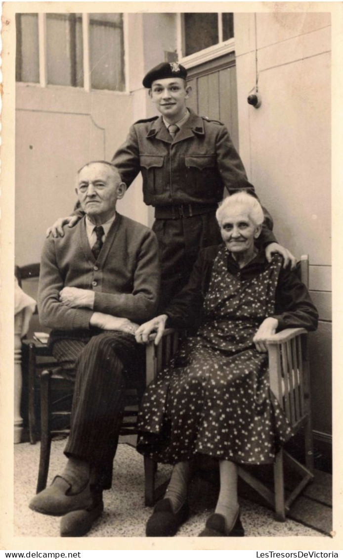 PHOTOGRAPHIE - Un Militaire Avec Ses Parents - Carte Postale Ancienne - Fotografie