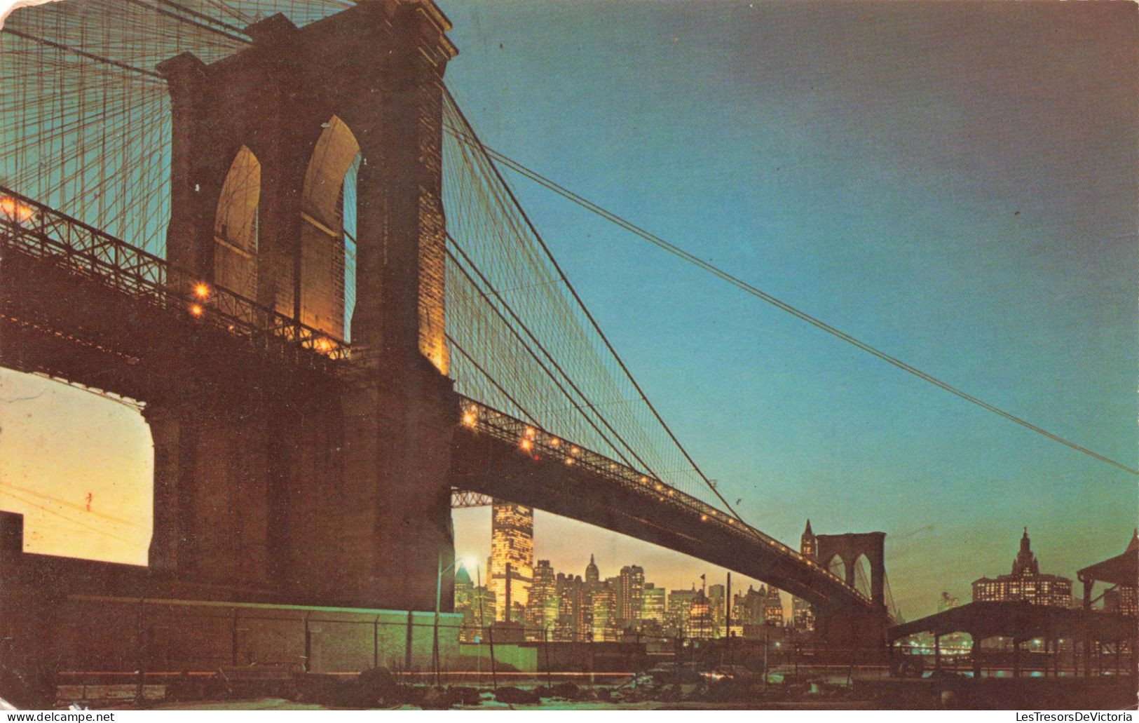 ETATS UNIS - New York City - The Glittering Bridge Lower Manhattan Skyline - Colorisé - Carte Postale - Andere Monumente & Gebäude