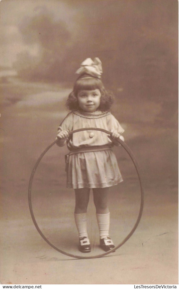 PHOTOGRAPHIE - Une Petite Fille Avec Un Cerceau - Carte Postale Ancienne - Fotografie