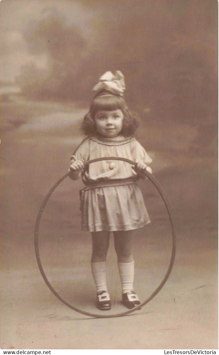PHOTOGRAPHIE - Une Petite Fille Avec Un Cerceau - Carte Postale Ancienne - Photographs