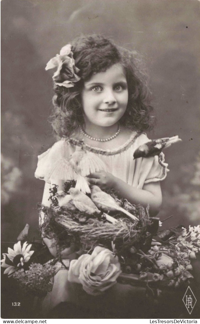 PHOTOGRAPHIE -  Un Enfant Tenant Un Nid D'oiseaux - Carte Postale Ancienne - Photographs