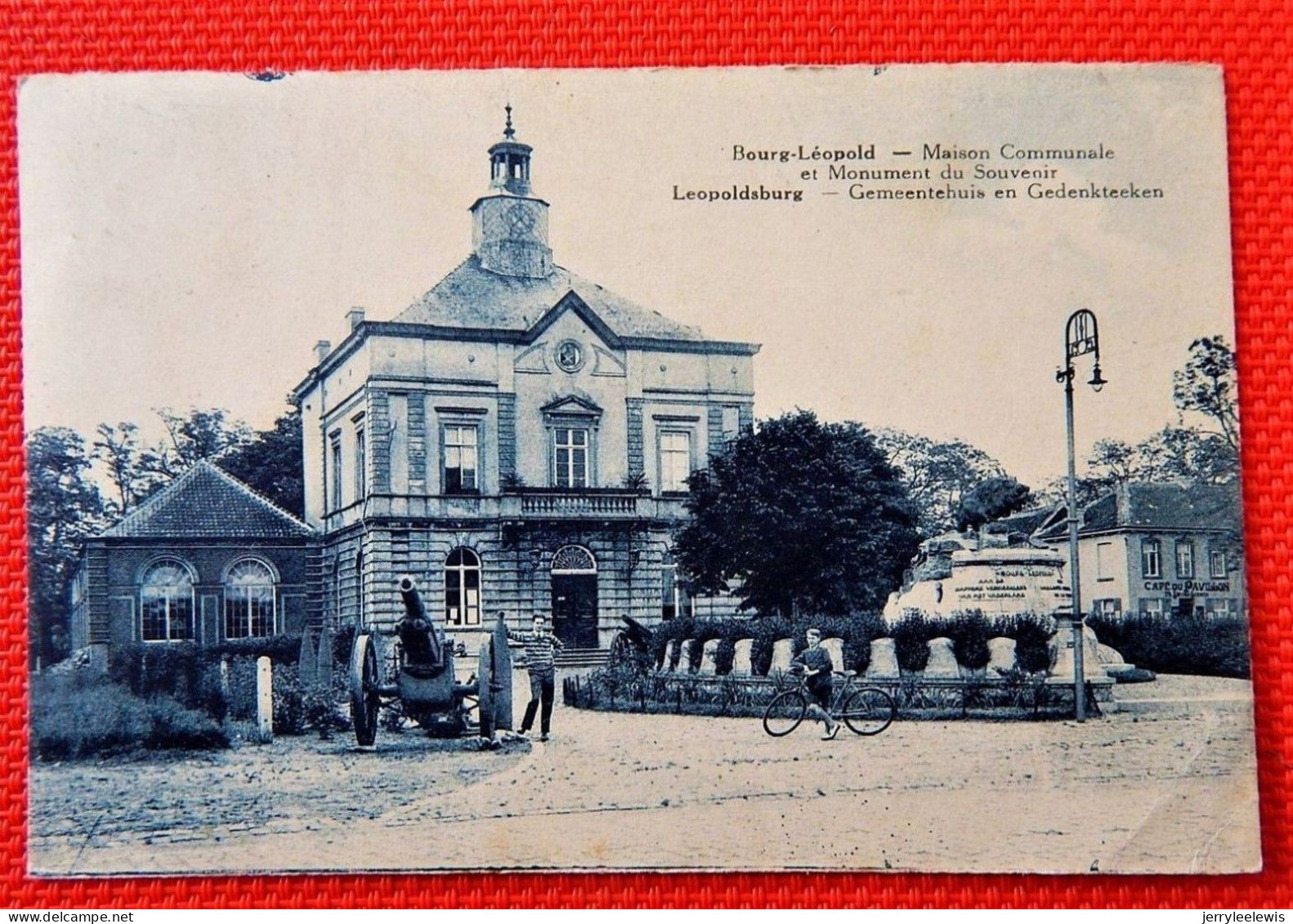 LEOPOLDSBURG  -  Gemeentehuis En Gedenkteeken  -  Maison Communale Et Monument Du Souvenir - Leopoldsburg