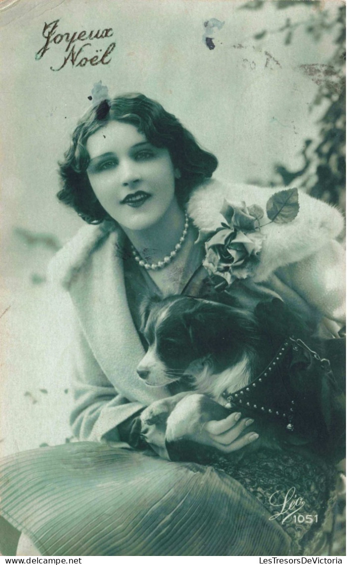 FÊTES ET VOEUX - Joyeux Noël -  Portrait D'une Jeune Femme Avec Son Chien - Carte Postale Ancienne - Autres & Non Classés