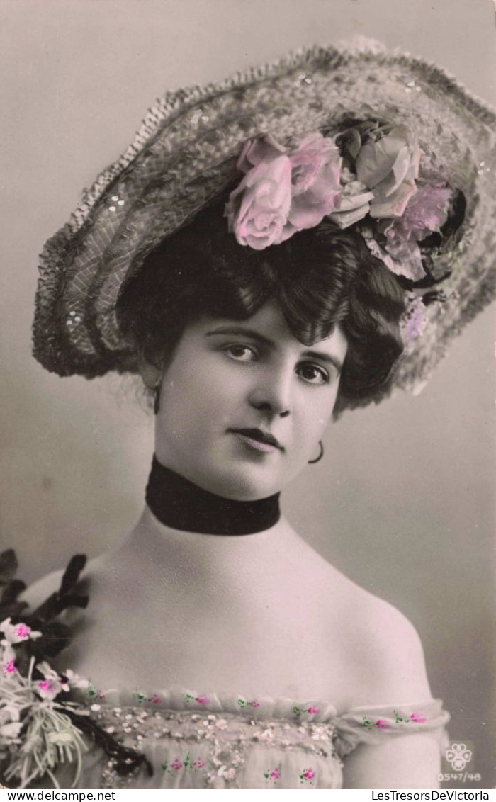 PHOTOGRAPHIE - Une Femme Avec Un Chapeau - Colorisé - Carte Postale Ancienne - Fotografie