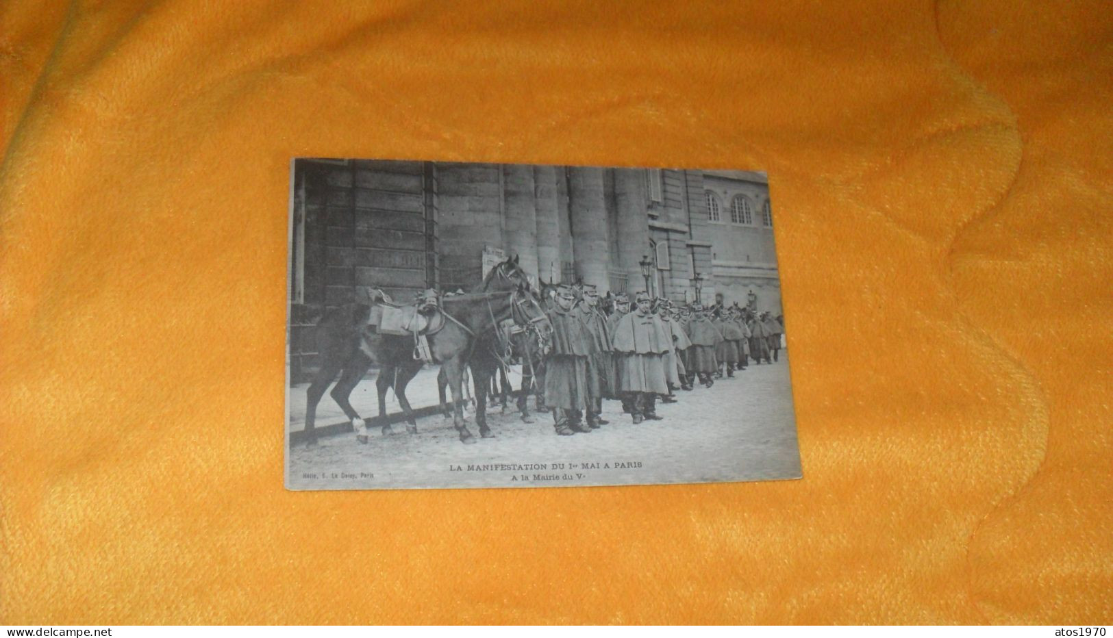 CARTE POSTALE ANCIENNE NON CIRCULE DATE ?../ LA MANIFESTATION DU 1ER MAI A PARIS.- A LA MAIRIE DU Ve.. - Demonstrationen