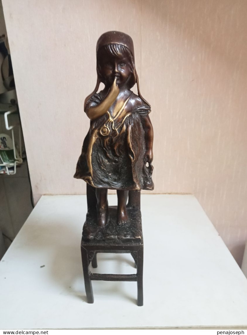 Statuette La Fille Sur La Chaise En Bronze XIXème Hauteur 31 Cm - Bronzi