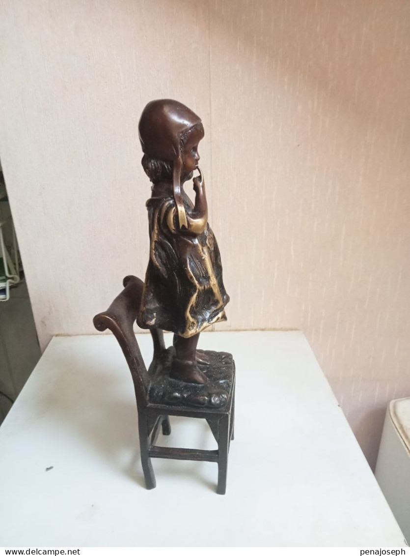 statuette la fille sur la chaise en bronze XIXème hauteur 31 cm