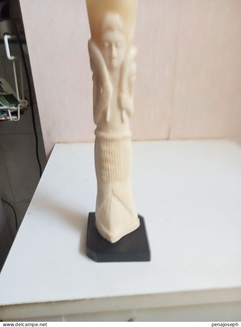 Statuette Africaine Du XIXème Hauteur 21 Cm En Ivoir - Afrikanische Kunst