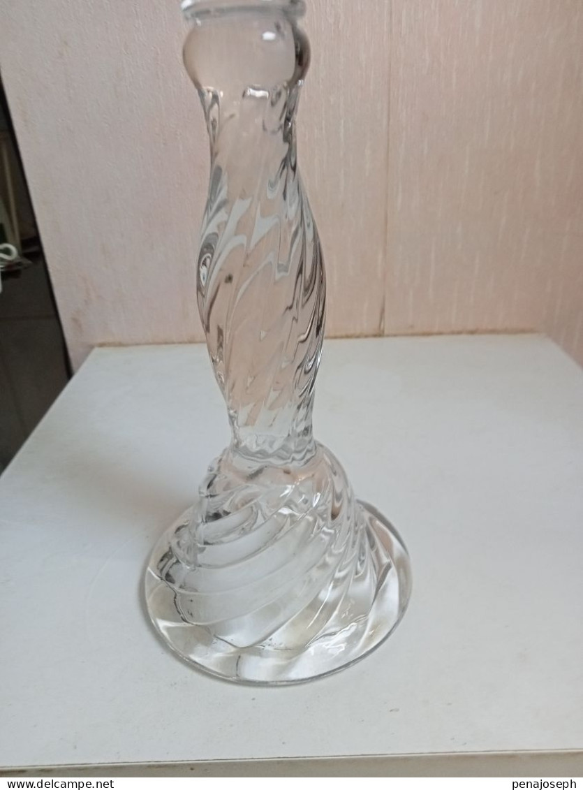 bougeoir en verre moulé ancien hauteur 25 cm