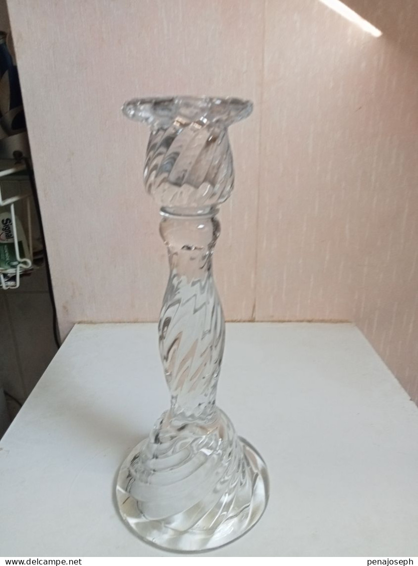 bougeoir en verre moulé ancien hauteur 25 cm