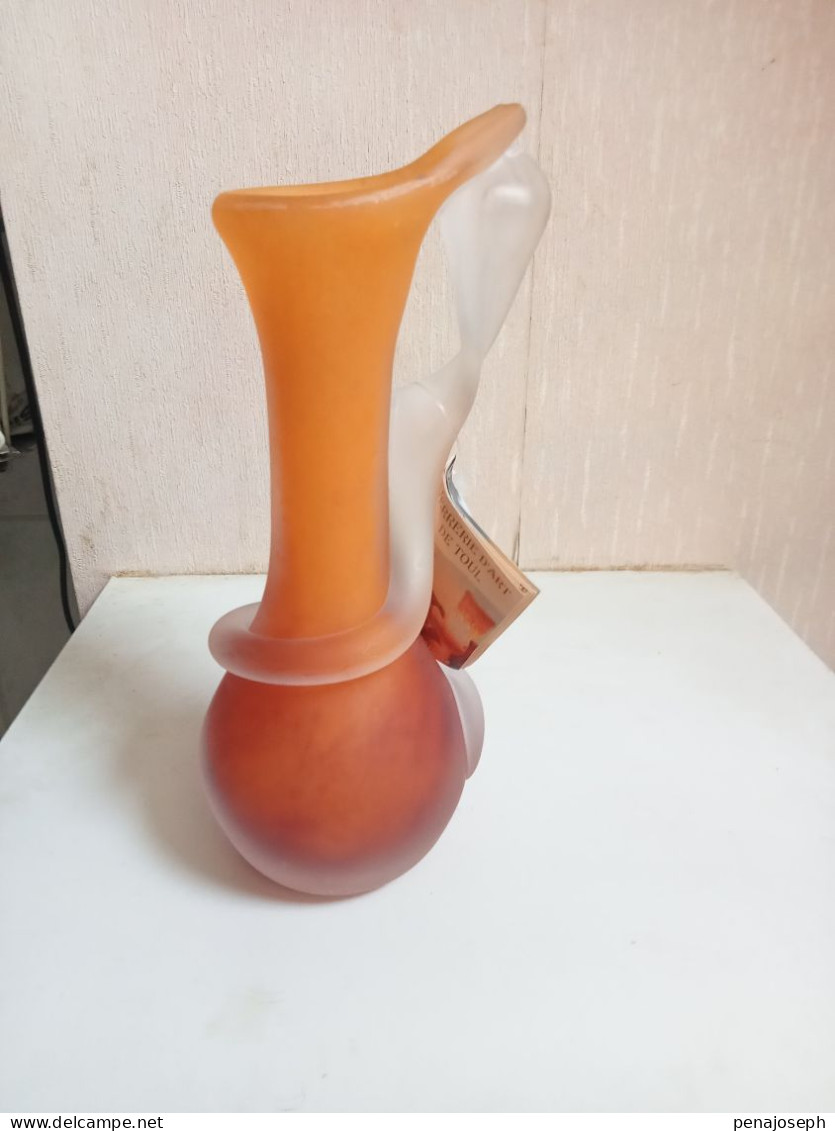 Vase Art Cristalerie De Toul En Pate De Verre Hauteur 22 Cm - Vasen