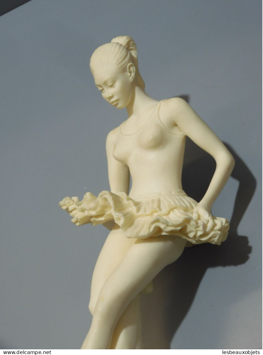 -JOLIE STATUETTE DANSEUSE BALLERINE en Résine Socle Albâtre COLLECTION déco    E