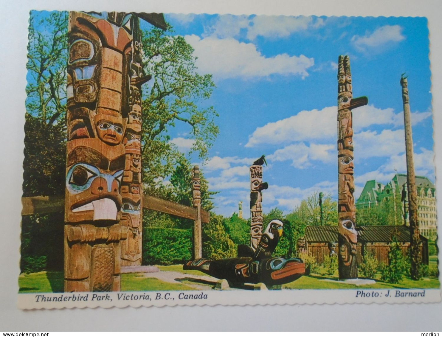 D198682    Old Postcard - Totem Poles - Thunderbird Park - Victoria     British Columbia    CANADA - Victoria