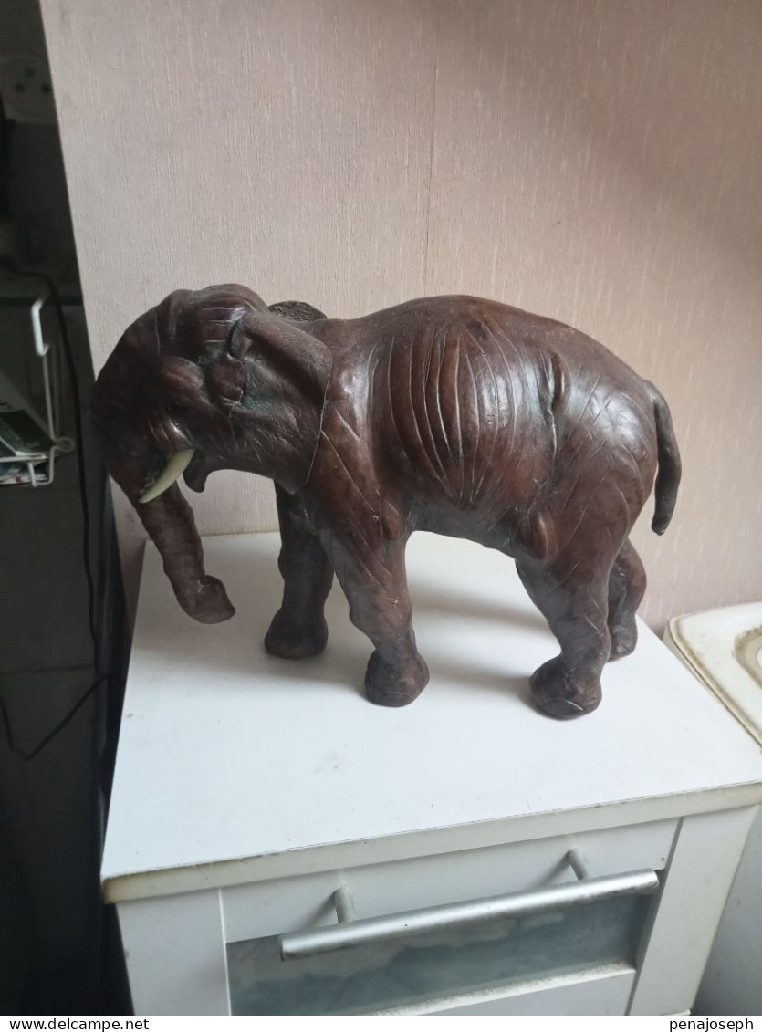 Statuette élephant En Cuir Longueur 35 Cm Hauteur 25 Cm - Afrikanische Kunst