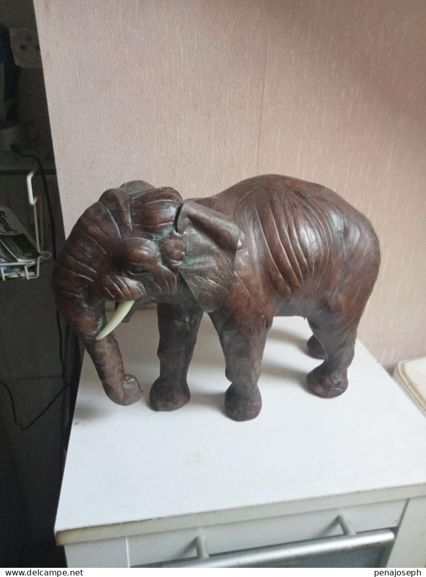 Statuette élephant En Cuir Longueur 35 Cm Hauteur 25 Cm - Art Africain