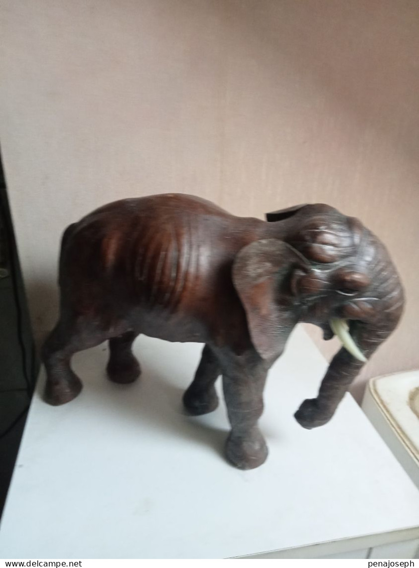 statuette élephant en cuir longueur 35 cm hauteur 25 cm