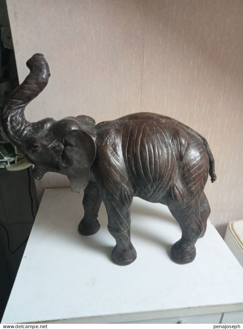 Statuette élephant En Cuir Longueur 36 Cm Hauteur 30 Cm - Arte Africano