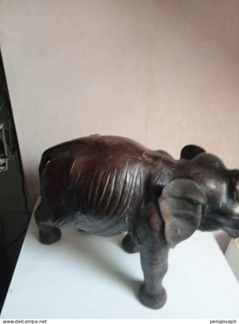 statuette élephant en cuir longueur 36 cm hauteur 30 cm